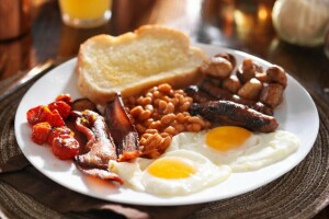 kacang polong, sarapan, Inggris, sosis, orak-arik telur