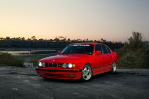 xe BMW, E34, Huyền thoại, màu đỏ