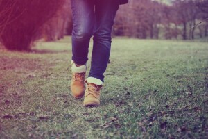 đôi chân, cỏ, Quần jean, giày, bươc
