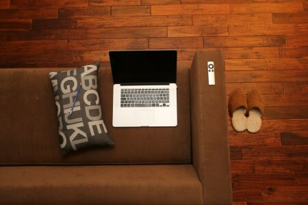 laptop, pensil, bantal, sandal, sofa