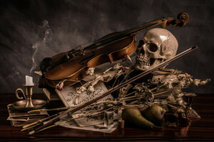 양초, 두개골, 바이올린