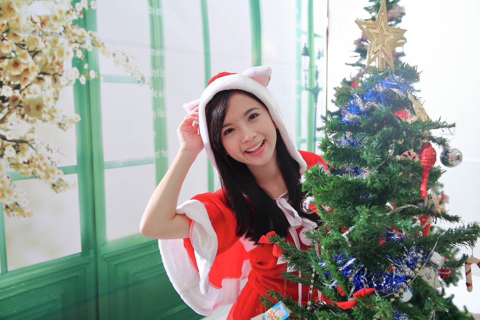 나무, 배경, 소녀, 휴일, 미소, 장난감, 즐거움, 아시아 사람