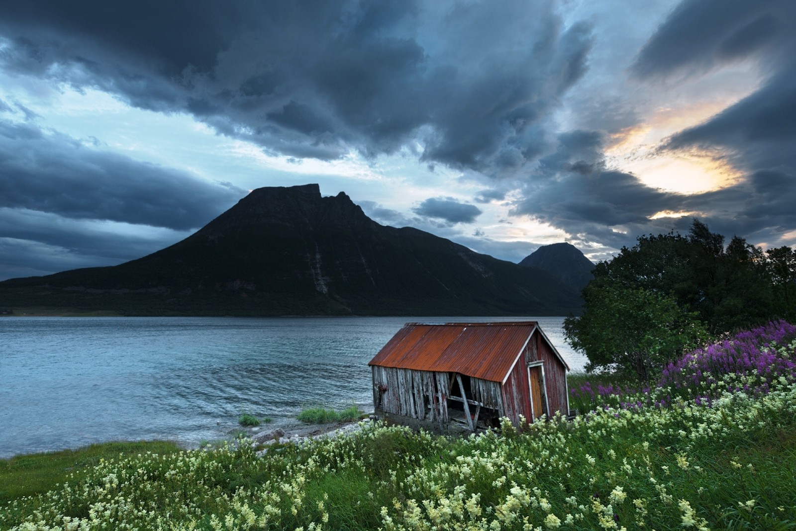Boathouse terlantar, Aldersundet, Norwegia Utara