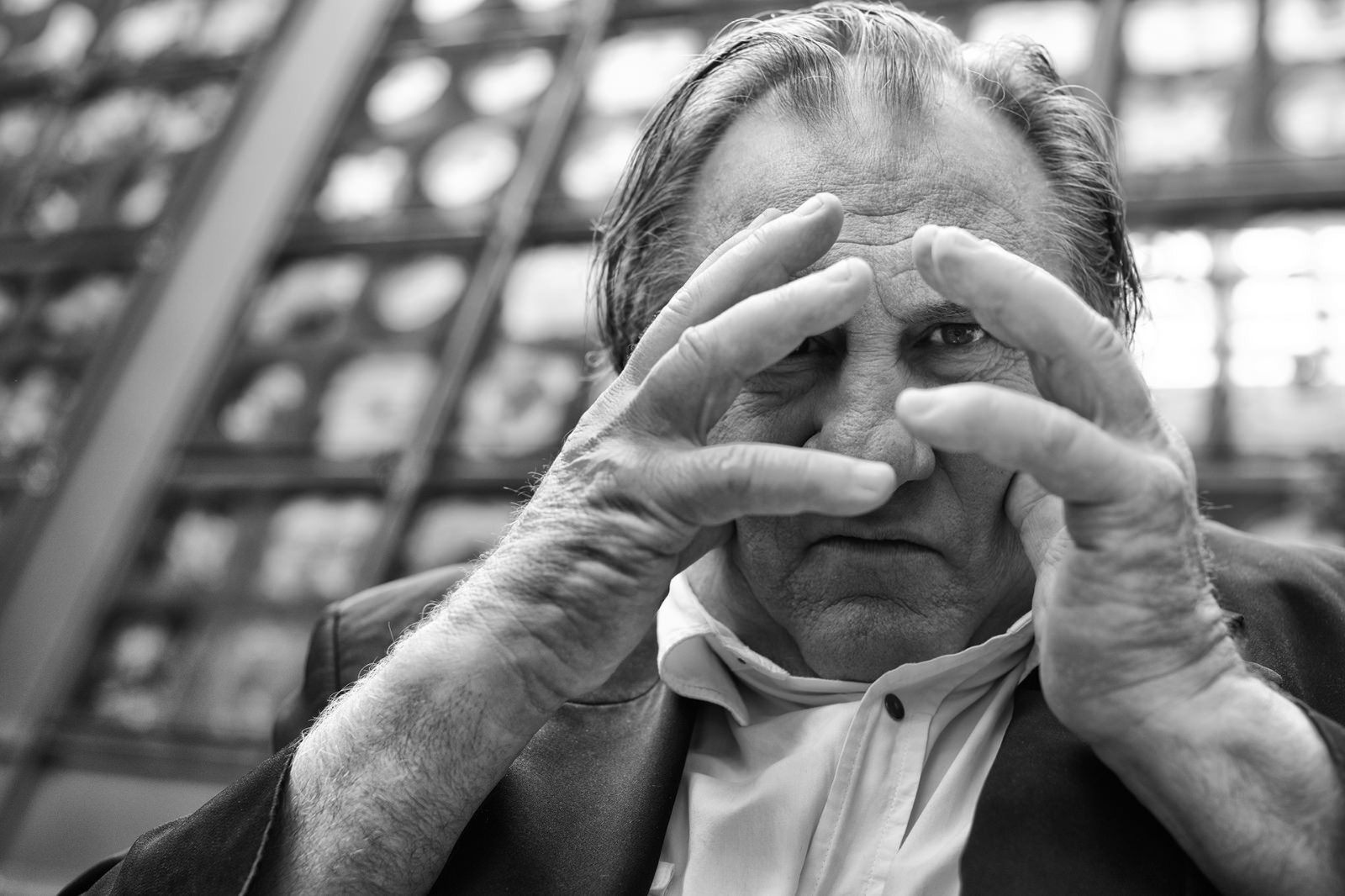 Lihat, hitam dan putih, potret, tangan, satu warna, Gerard Depardieu