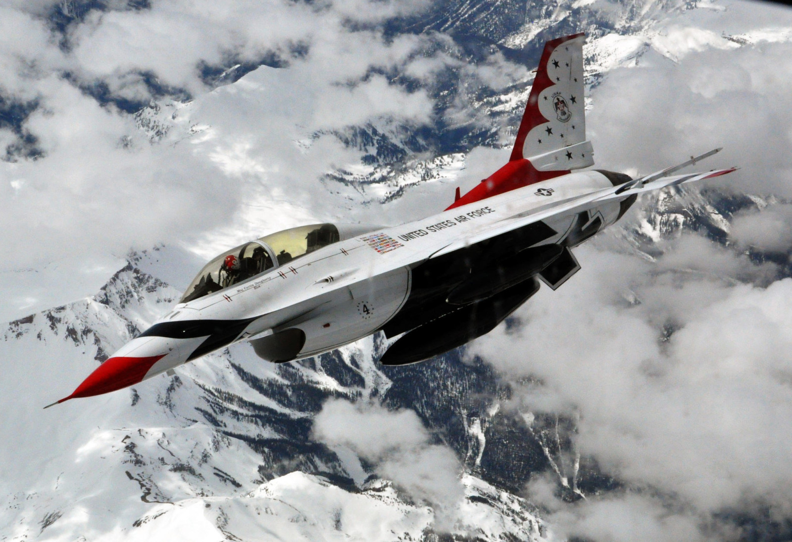 Pejuang, F-16, Melawan Falcon