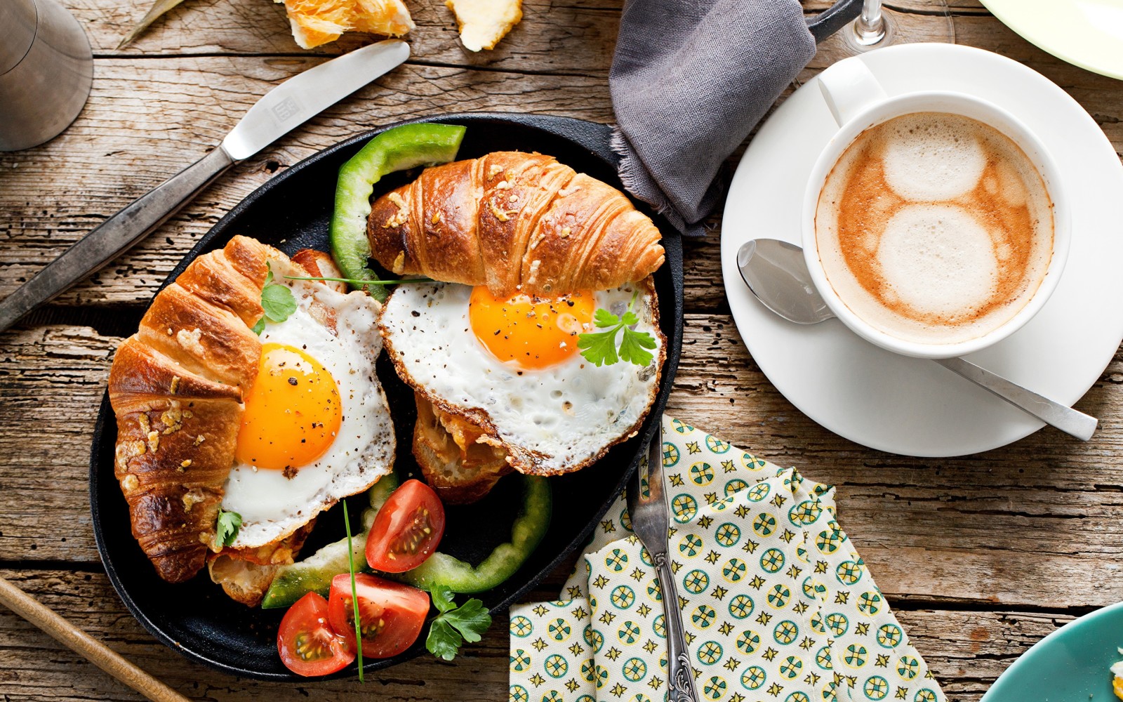 trứng, bánh mì sandwich, cà phê, bánh sừng bò