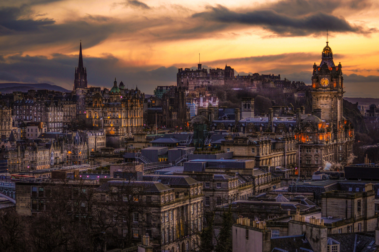 senja, Skotlandia, Inggris, Edinburgh, Kota Tua, malam. lampu