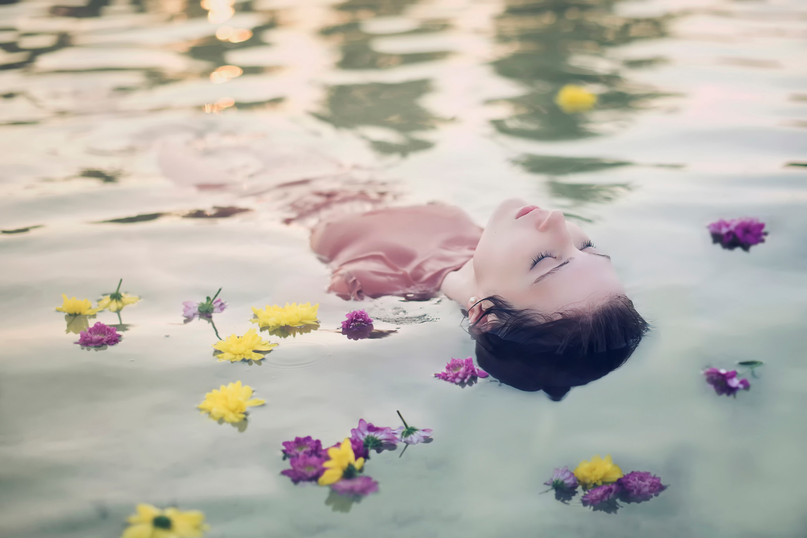 소녀, 꽃들, 물 속에서, 안드레아 페이 페