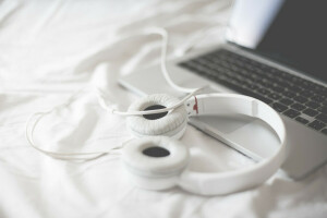 Headphone, laptop, putih
