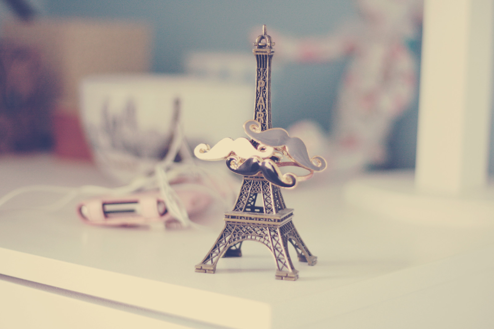 그림, 수염, 에펠 탑