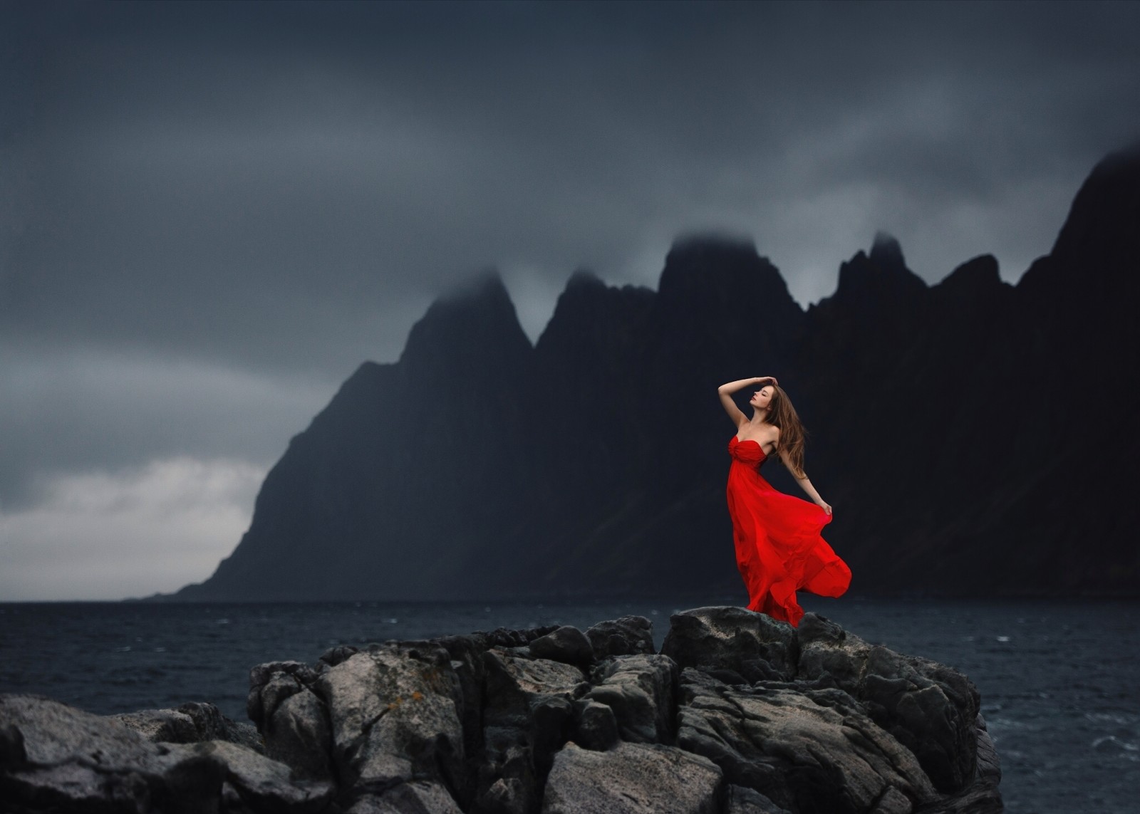 기분, 바다, 바위, 빨간 드레스