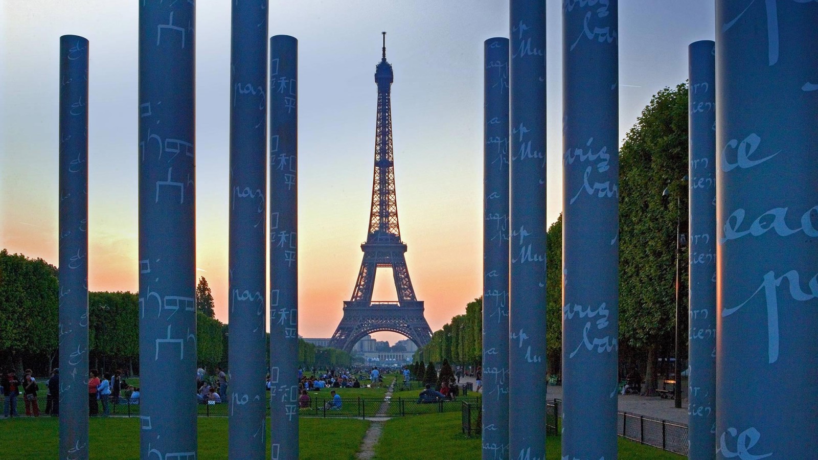 Perancis, Paris, menara Eiffel, Tembok perdamaian