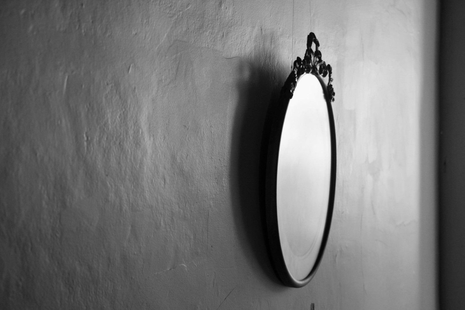 벽, 거울, 교수형