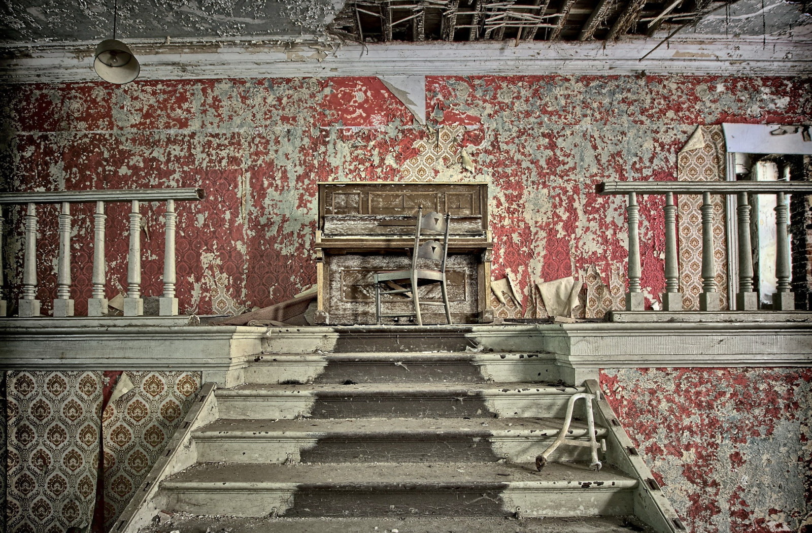 tangga, kursi, piano