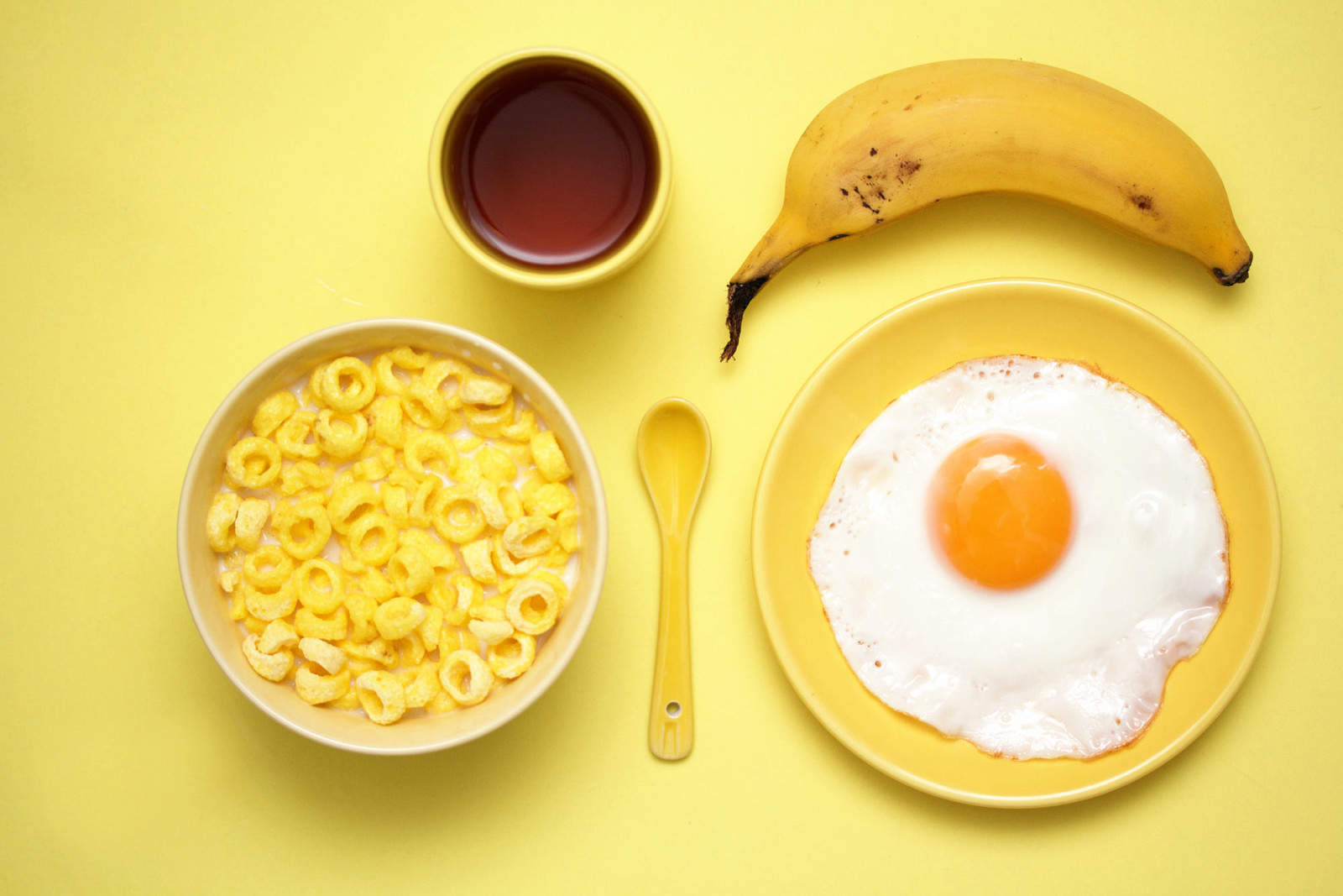 아침밥, 계란, 시리얼, 바나나, 노란 아침 식사