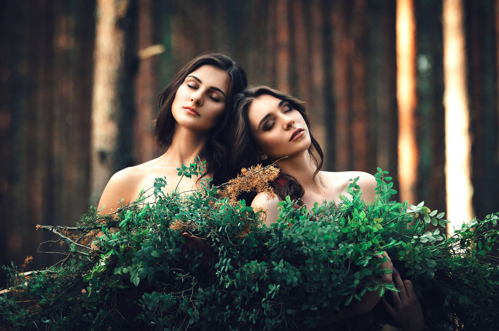 hutan, dua perempuan, Teman