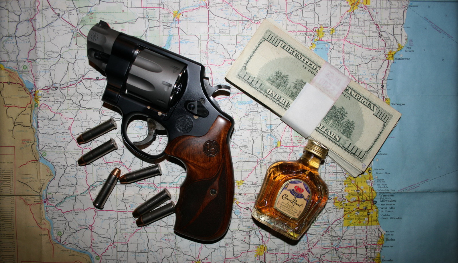 whisky, tiền bạc, hộp mực, súng lục ổ quay