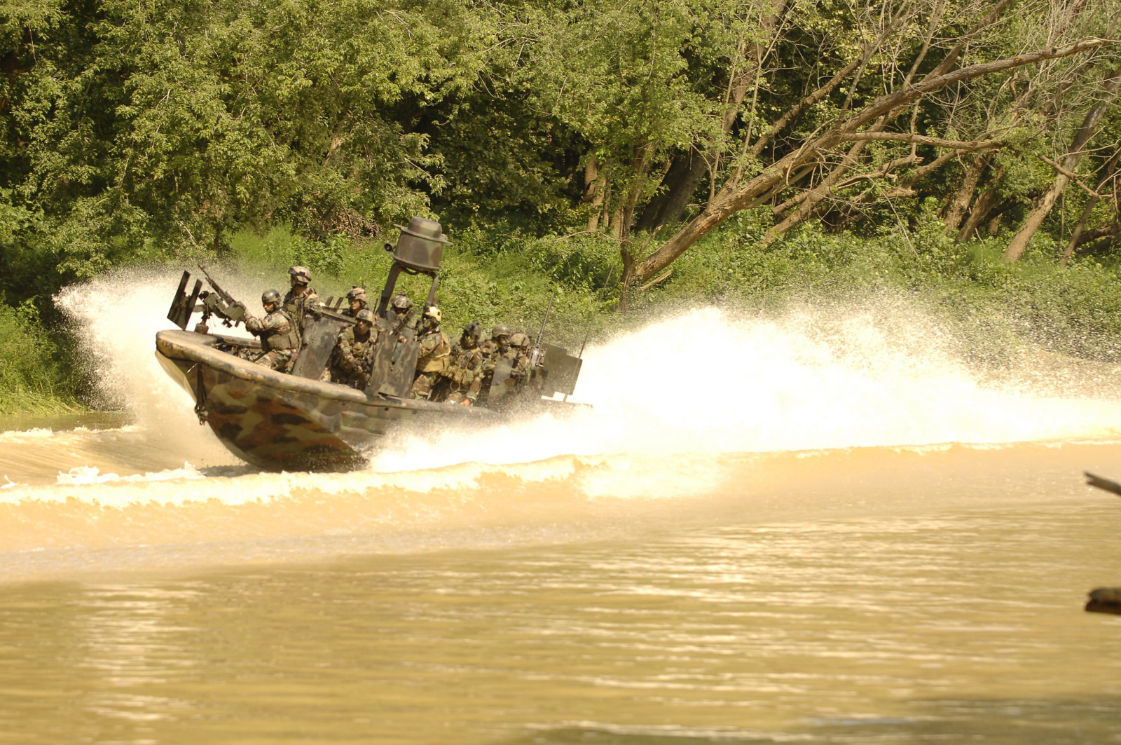 con sông, Lính, Trang thiết bị, thuyền chiến đấu, SBT-22