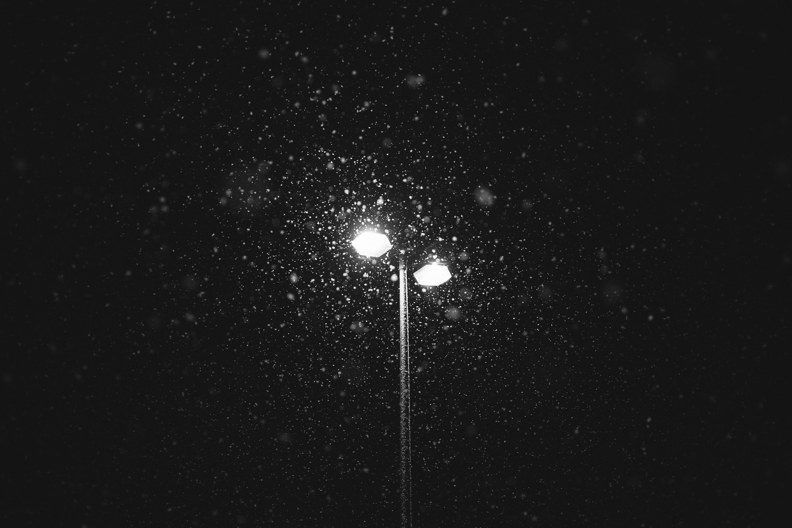 musim dingin, lampu, turun salju, tiang lampu di jalan
