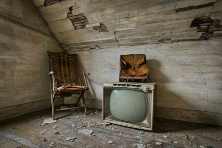 屋根裏, 椅子, テレビ