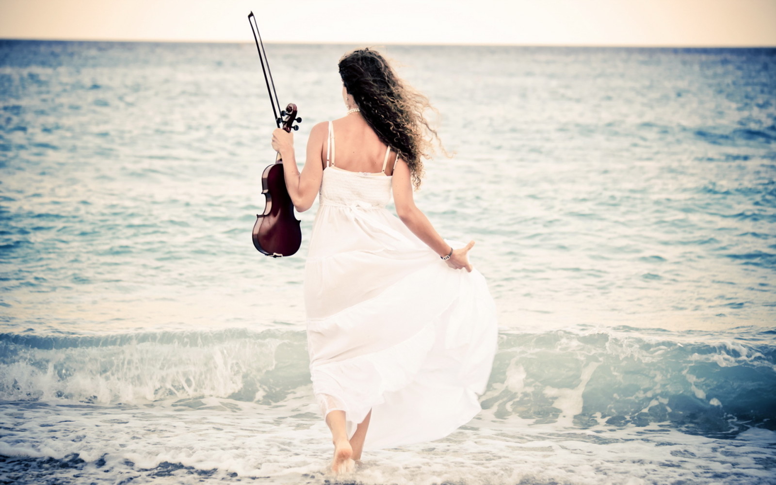女の子, 海, バイオリン