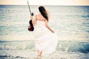 소녀, 바다, 바이올린
