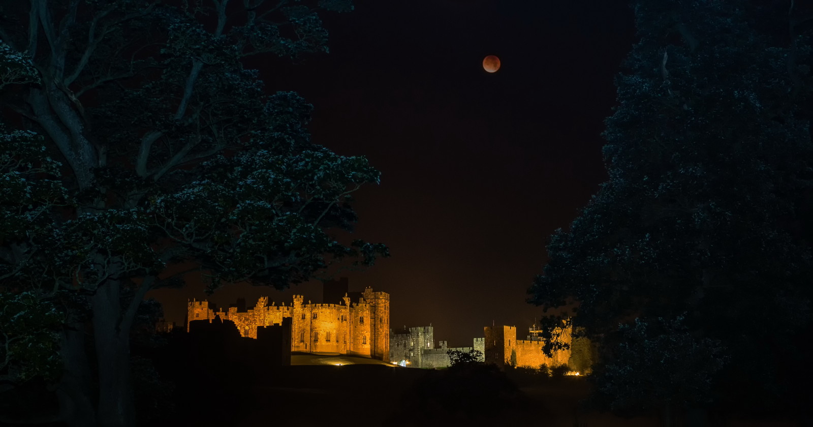 Gerhana, Kastil Alnwick, bulan merah