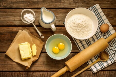 卵, 小麦粉, ミルク, 油, 麺棒, ストレーナー