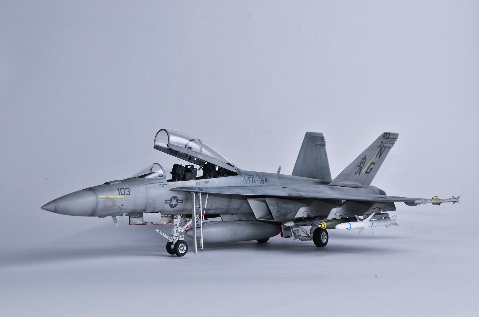model, mainan, Pejuang, Tabuhan, Serba guna, CF-18, "Tabuhan"