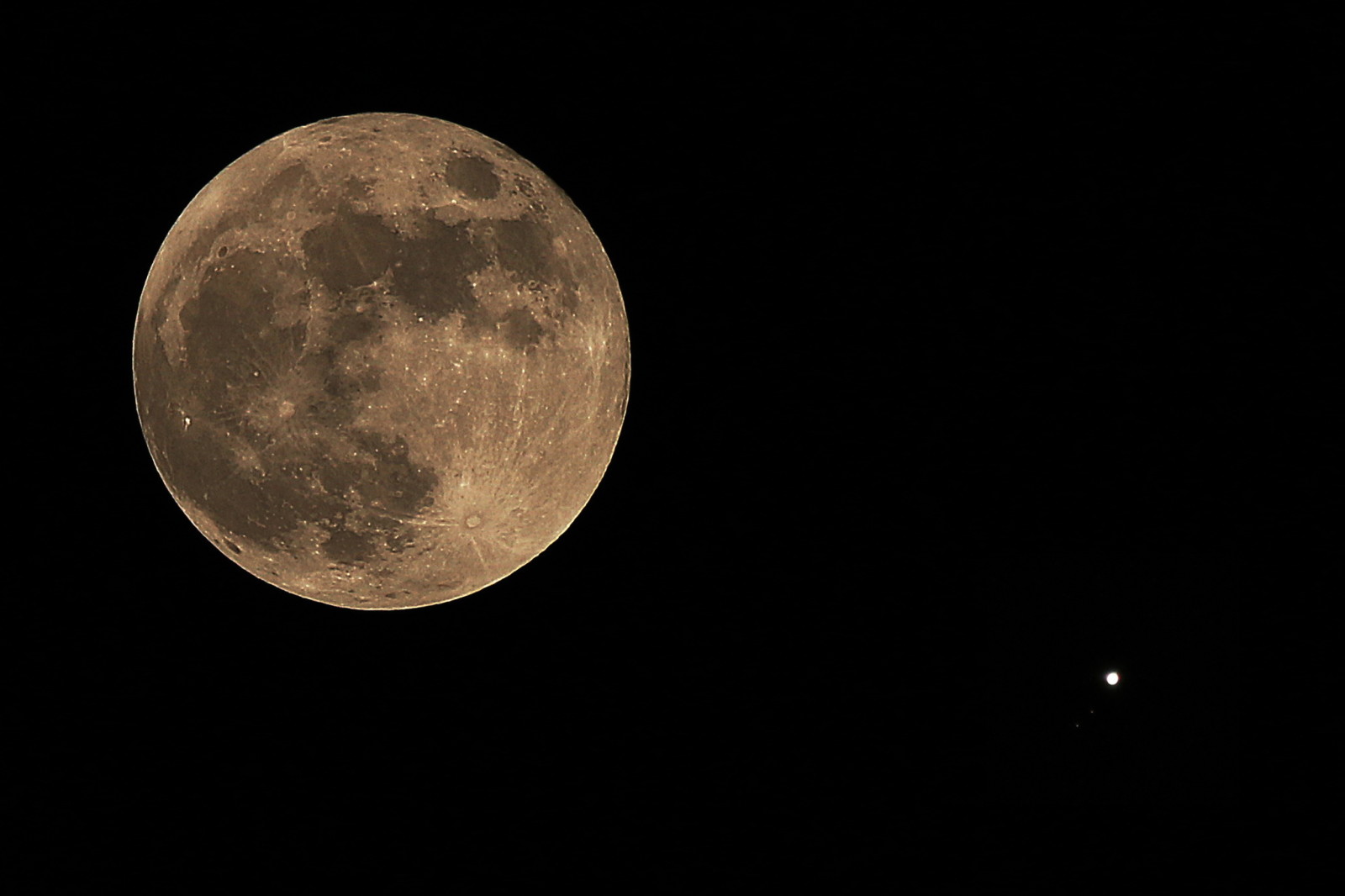 ruang, Jupiter, bulan purnama