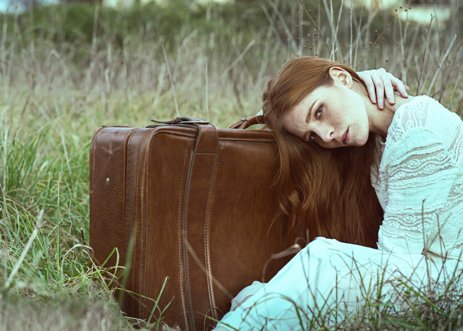 草, 女の子, スーツケース