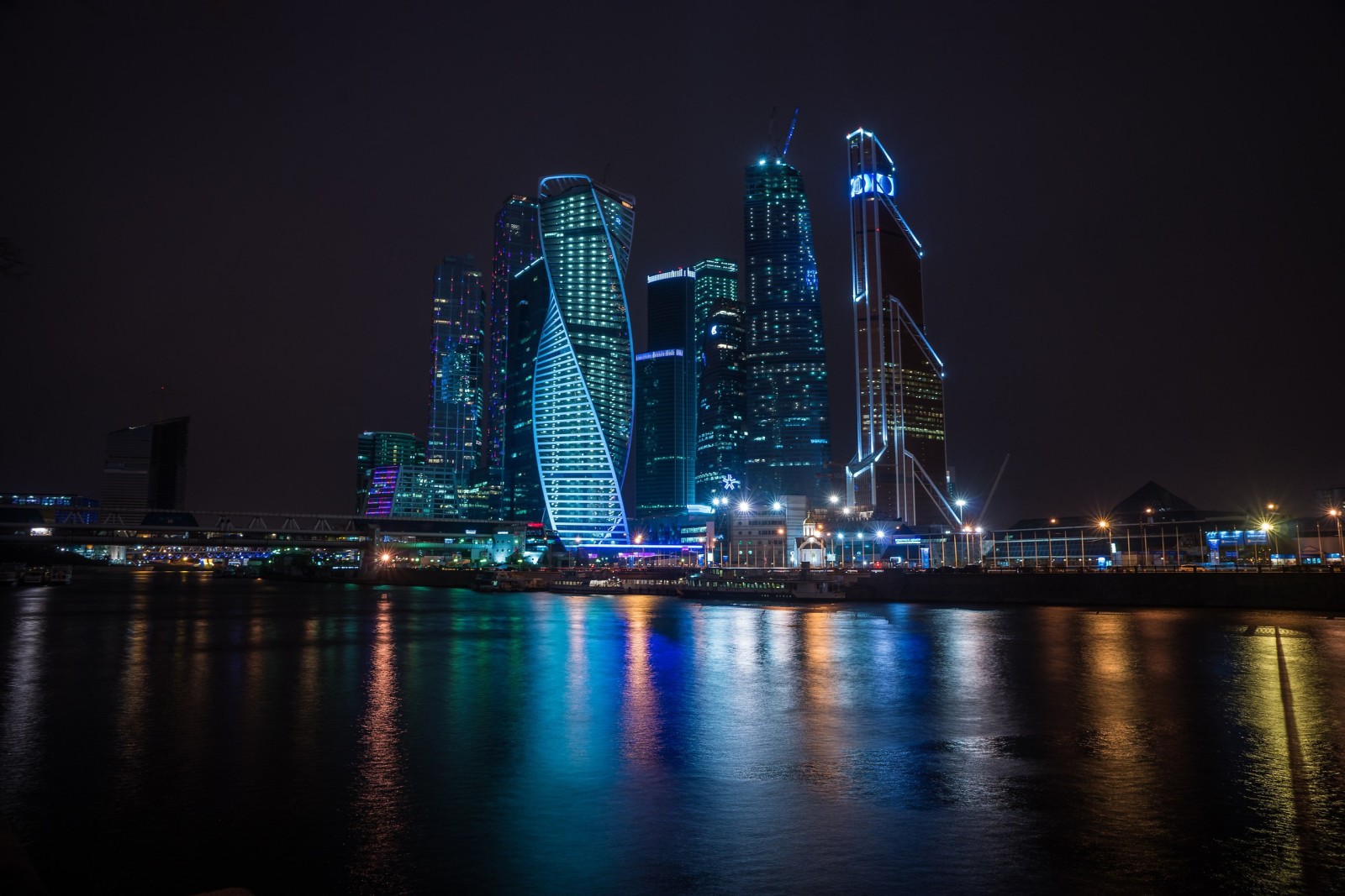 kota, gedung pencakar langit, malam, Rusia, lampu latar, Moskow, modal, refleksi cahaya