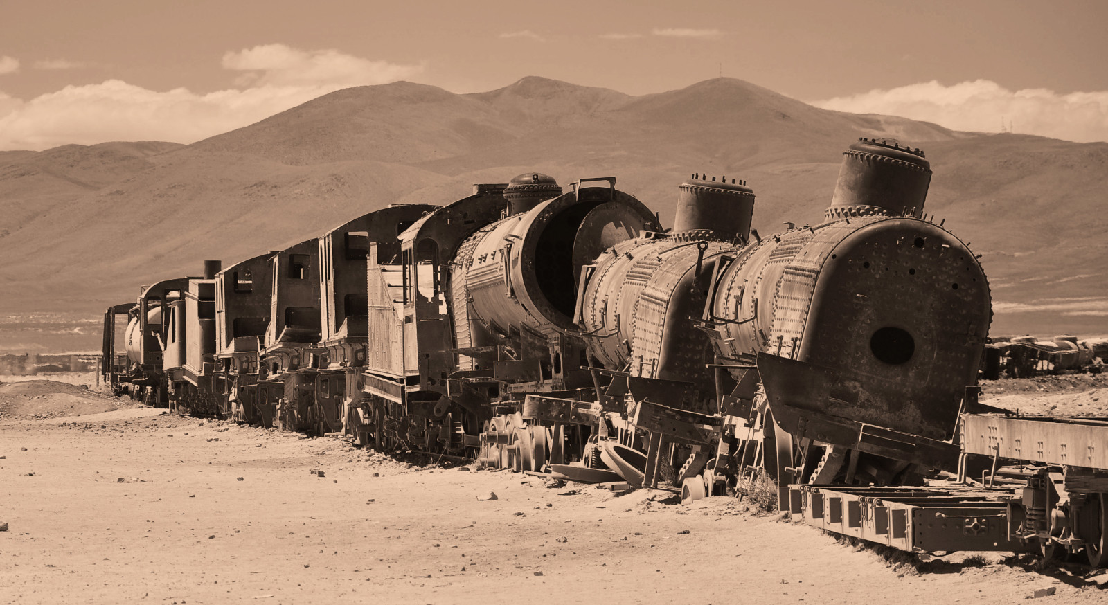 사막, 기차, 자동차