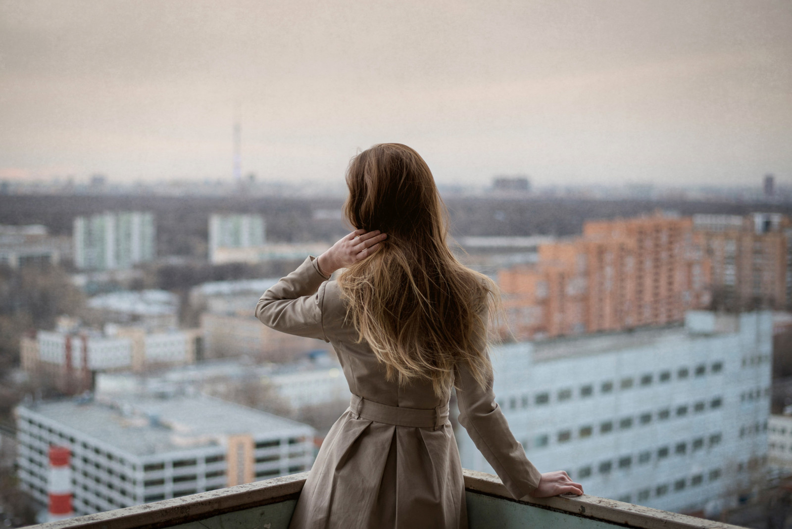 kota, gadis, melihat, Moskow, balkon, mendung, suasana, Radmila Sadykova